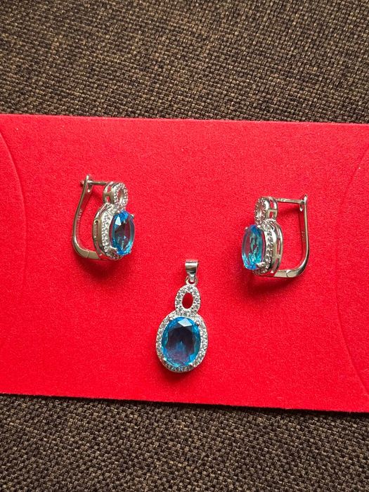 Луксозен сет сребро със сини цирконии обеци и висулка