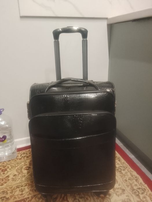 Продам чемодан черный