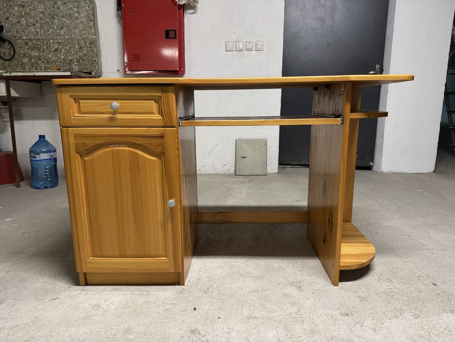 Бюро от естествено дърво компактно