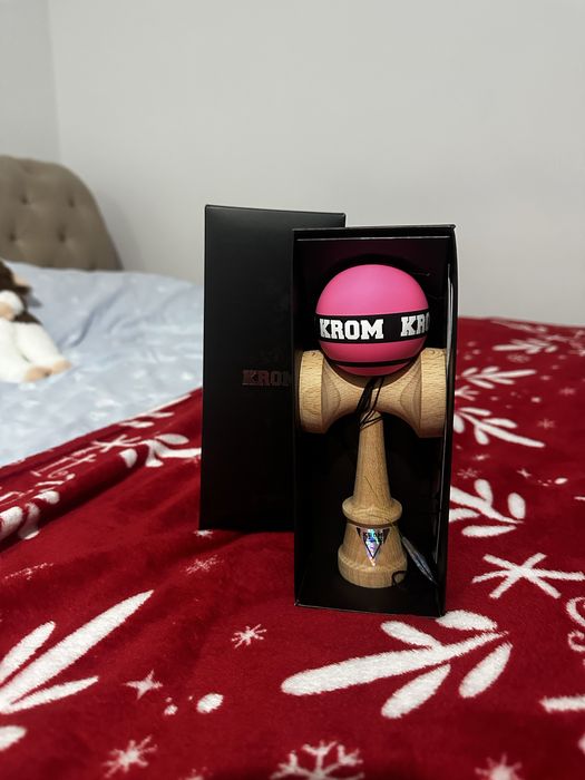 Kendama Krom STROGO roz NOU