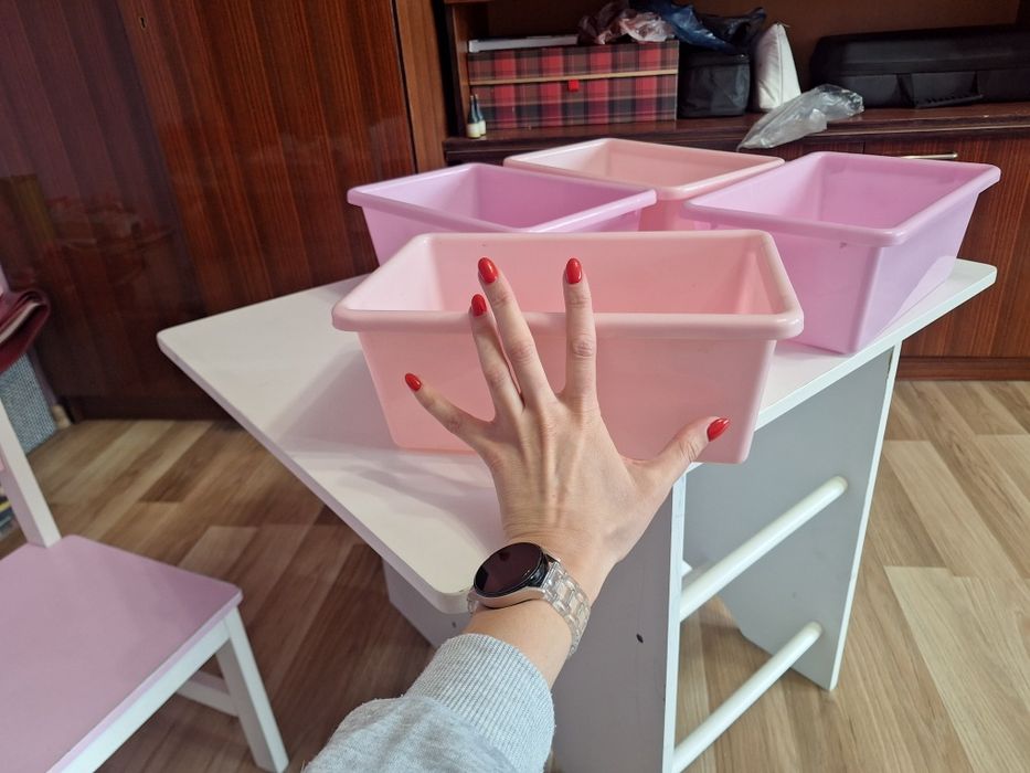 Детска дървена маса с два стола