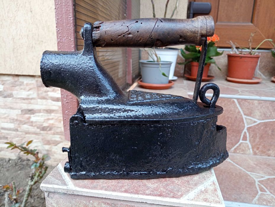 Vând fier calcat vechi  cu horn, ( model franțuzesc).