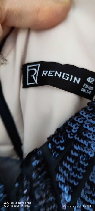 Продавам официална рокля, обличана веднъж. Отговоря на М размер