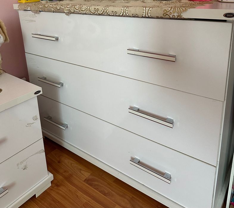 Продаю кровать с тумбочками и комодом