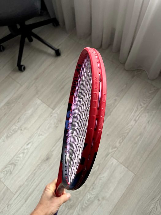Vând rachetă de tenis Yonex Vcore 95 (16x20 / 310g) L3