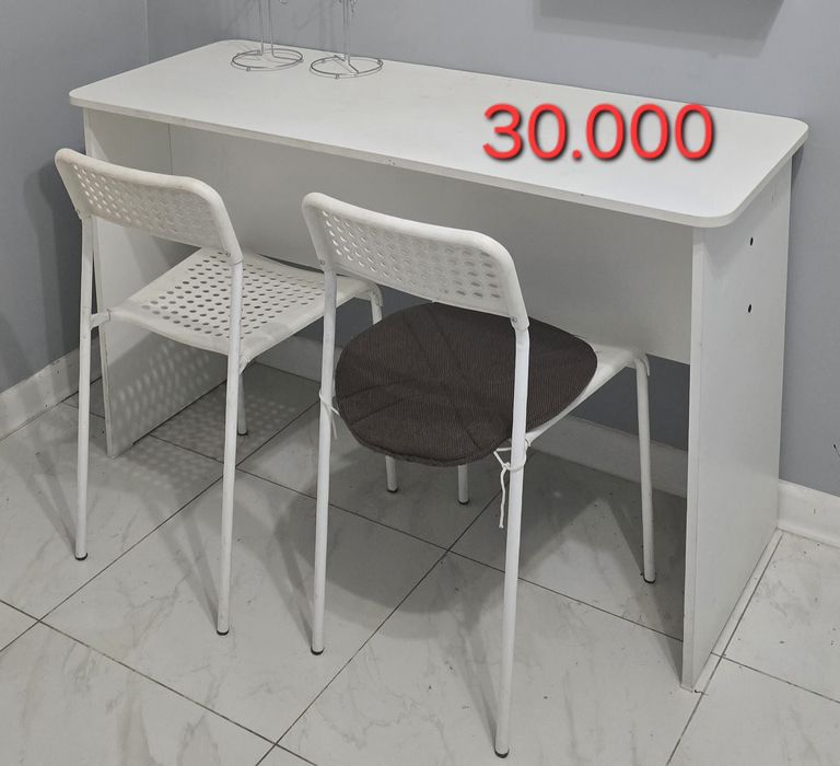 Маникюрные столы и стулья для студии красоты