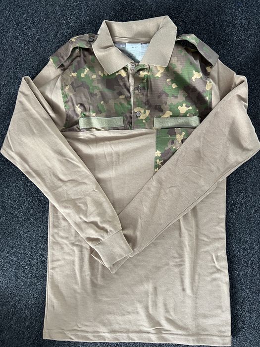 Bluza combat cu suport pentru grade.