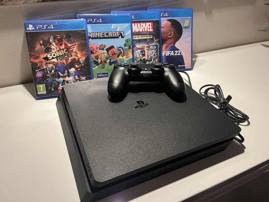 PS4 Slim в комплект с контролер и 4 броя игри