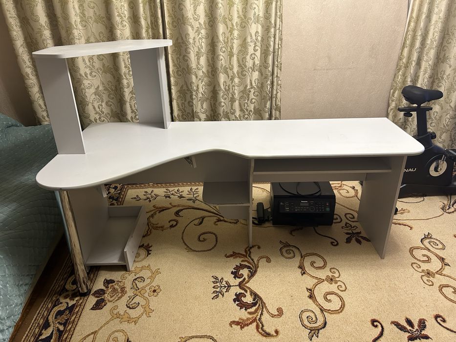 Продам стол компьютерный