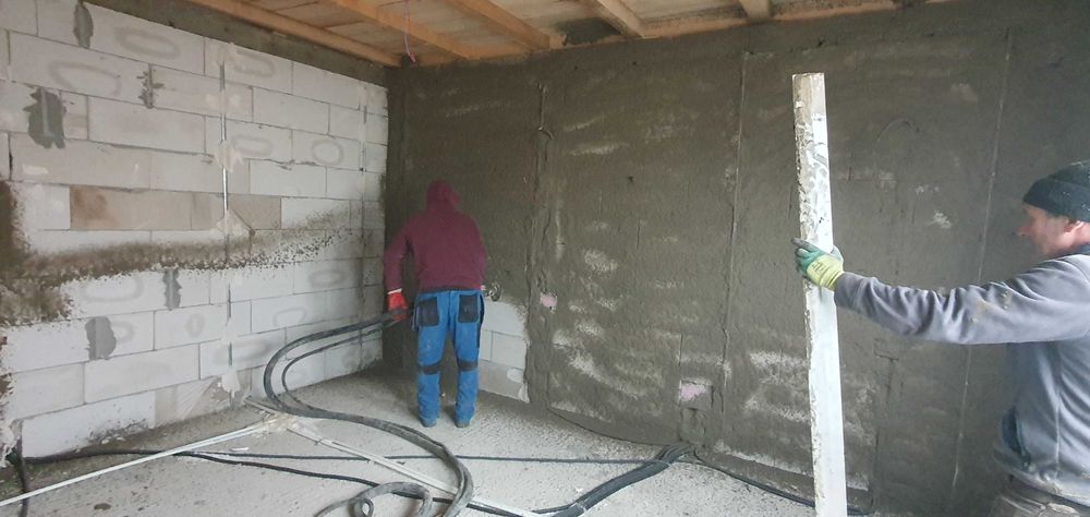 Executam tencuieli mecanizate clasice(nisip+tenco).