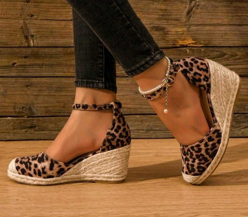 Нови дамски сандали в леопардов принт и бели летни обувки с дантела.