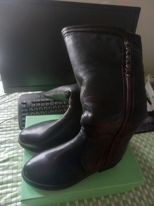 Қыстық аяқ-киім сатылады