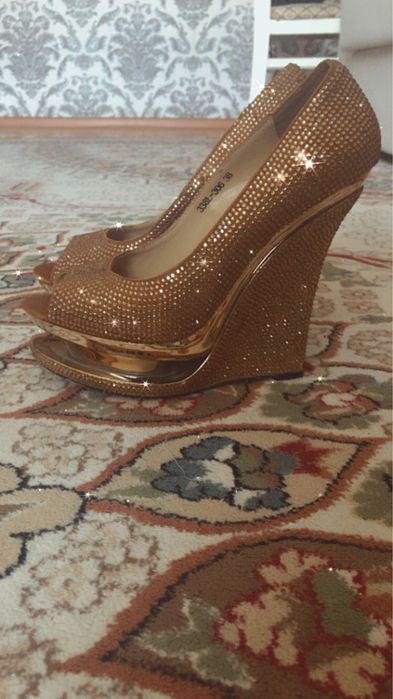 Туфли с золотистыми стразами