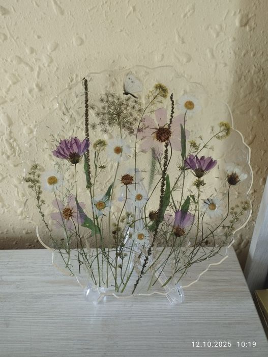 Панно картина из настоящих цветов и эпоксидной смолы с сухоцветами