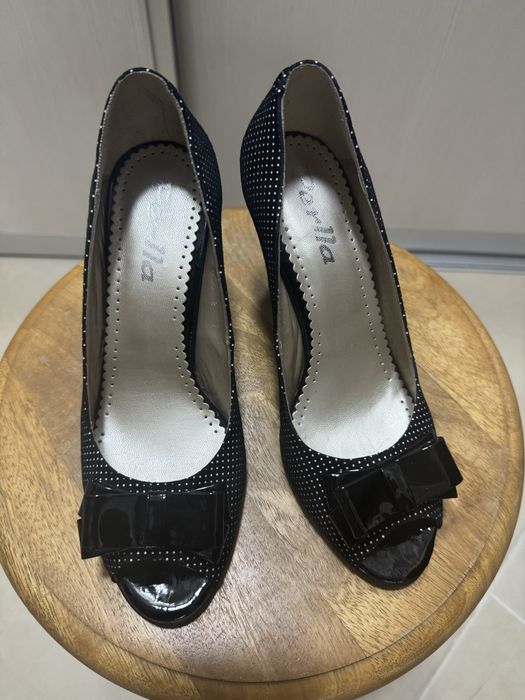 Pantofi negri, piele