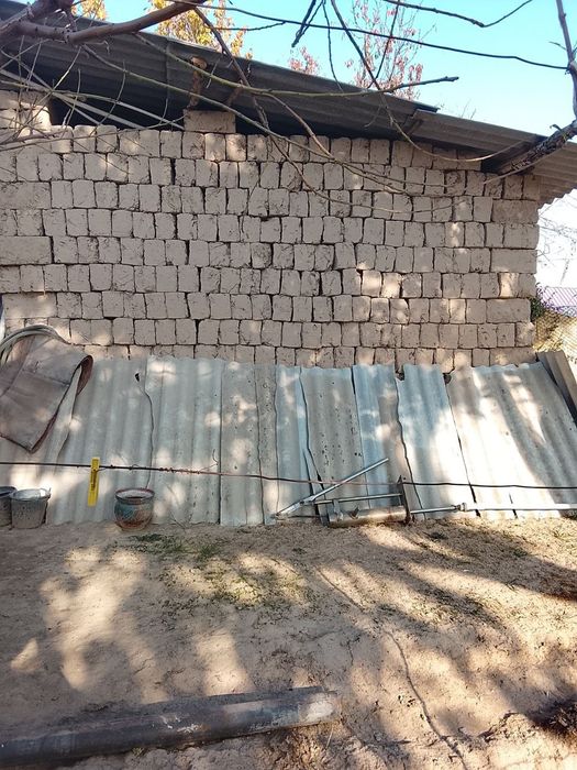 Hom gisht kotasdan uyda quyilgan