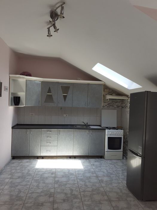 Proprietar închiriez apartament 2 camere  + garaj  zona Piața Spitalului