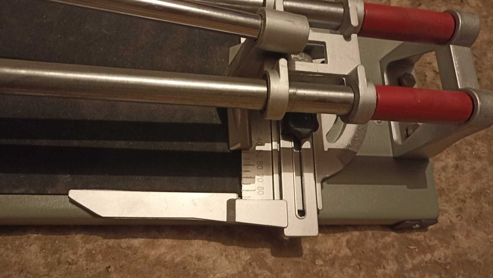 Dispozitiv de tăiat gresia și faianță