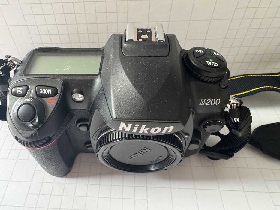 Nikon D200 – aparat foto DSLR cu senzor CCD, stare ca nouă