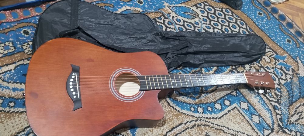 Gitara  sotiladi 700ming