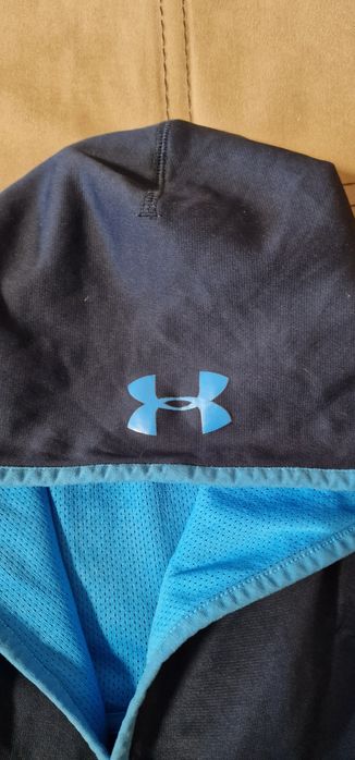 Суичър Under Armour.