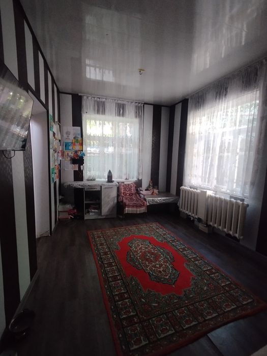 Срочно продаётся дом с мебелью в общем дворе в центре города.