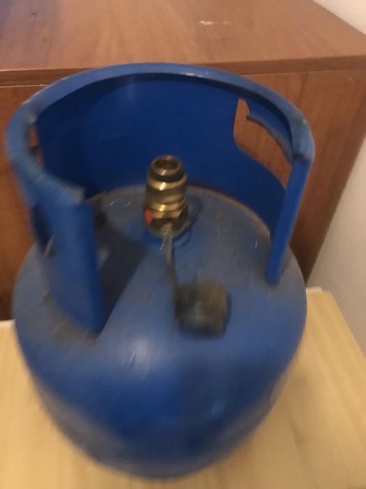 Газова  бутилка. / Има маркуч  и  клапан  .