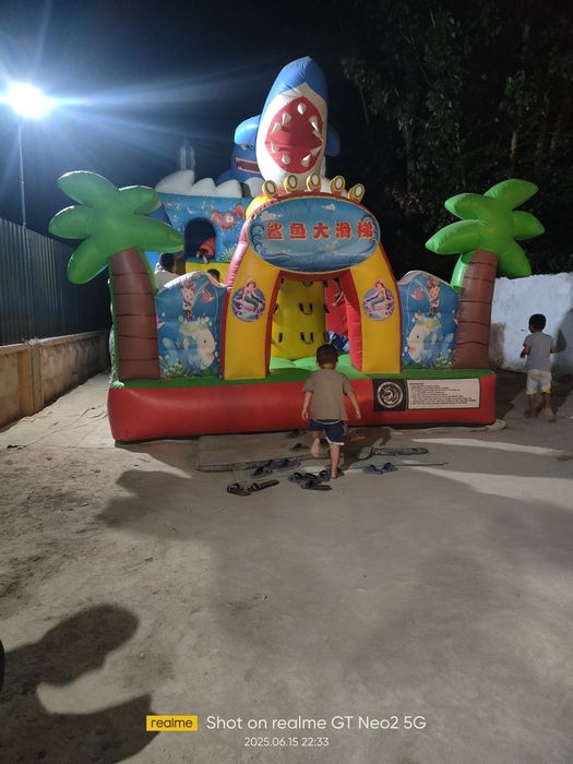 Muzqaymoq aparati va bolalar oʻyingohi batut