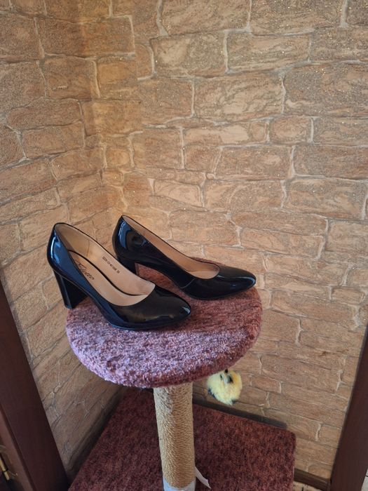 Продам новые лакированные туфли