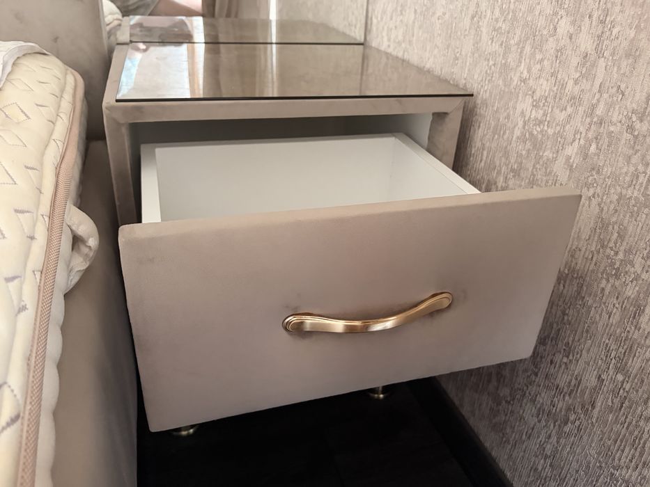 Vând set 2 noptiere, dimensiuni 40 x 45 x 55 cm (L x A x H), design elegant, perfecte pentru dormitor.