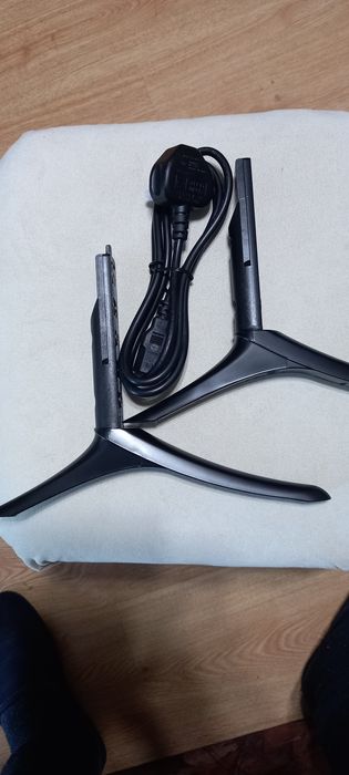 Крака за монтаж на телевизора  и захранващ кабел