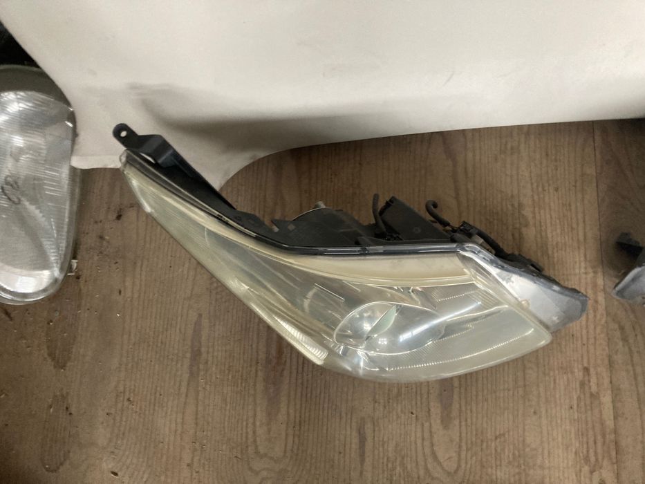 Десен Фар. Фарове Toyota Avensis III. T27.09-15.