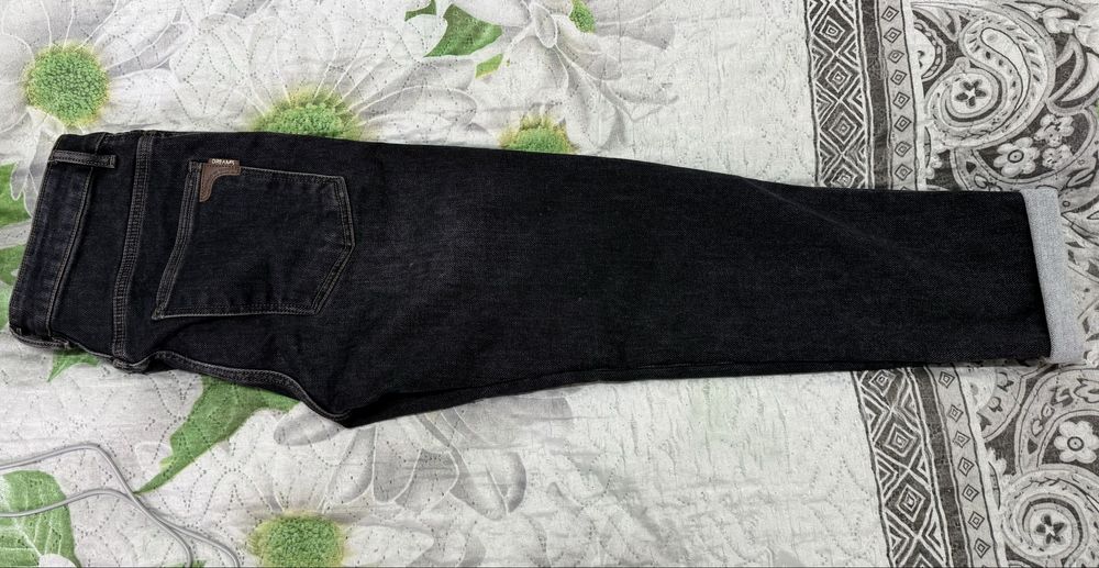 Темный джинсы