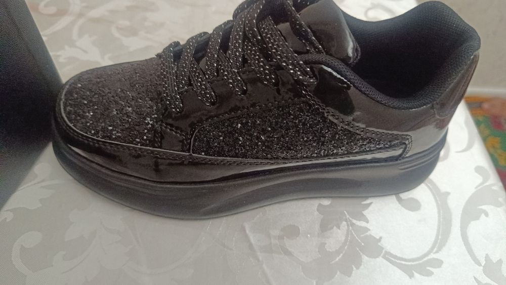 Продается кросовки туфли женские