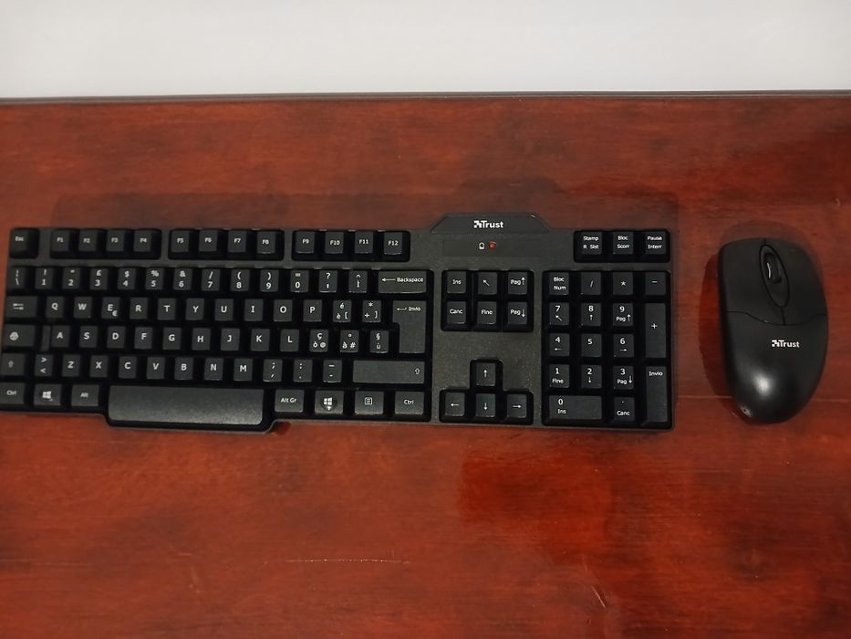 Vând tastatură Trust Wireless.NEGOCIABIL.
