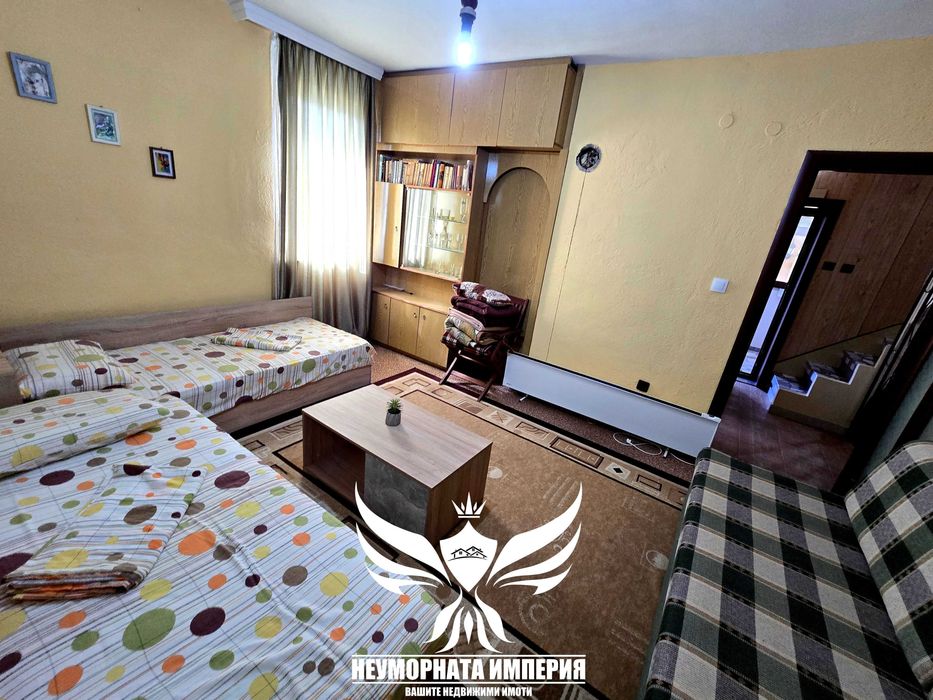 Под наем двуетажна къща с постройки 210РЗП с 1101кв. двор с.Тополово