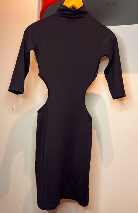 Стилна черна рокля, с поло яка и дупки около талията