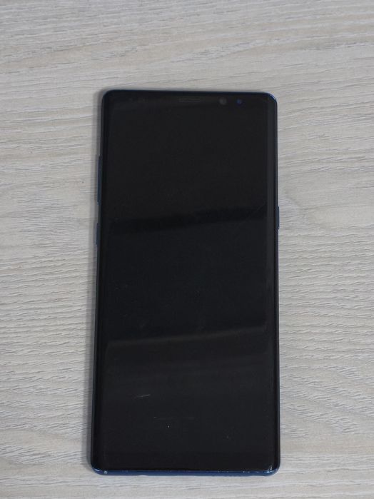 Samsung Galaxy Note 8 в цвете Deep Sea Blue.