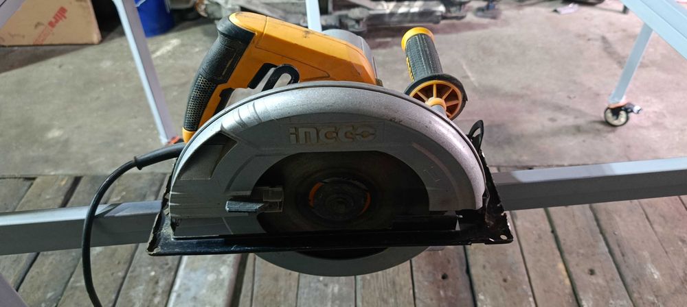 циркулярная пила Ingco CS2358. Picholka