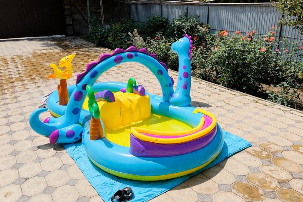 Детский бассейн с горкой.