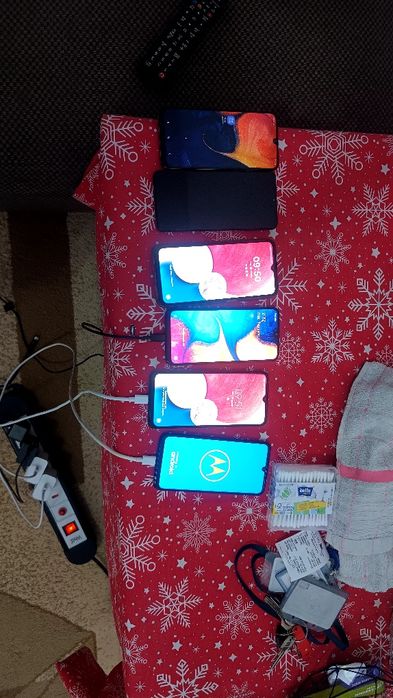 Vând telefon Samsung A13,A50,A12,A20,Motorola G8