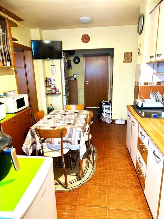 Dambovita - Etaj 3 Lift - 3 Camere - Decomandat - Centrala Proprie - B