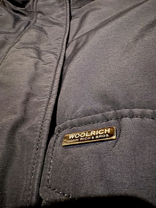 Geacă premium de iarnă Woolrich, femei, bleumarin, cu glugă și blană, purtată