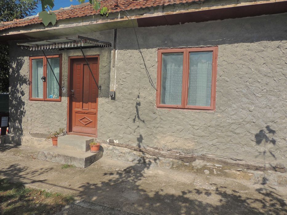 Teren 491 m²,deschidere stradal 15 ml,cu casă 3 camere,garaj și beci