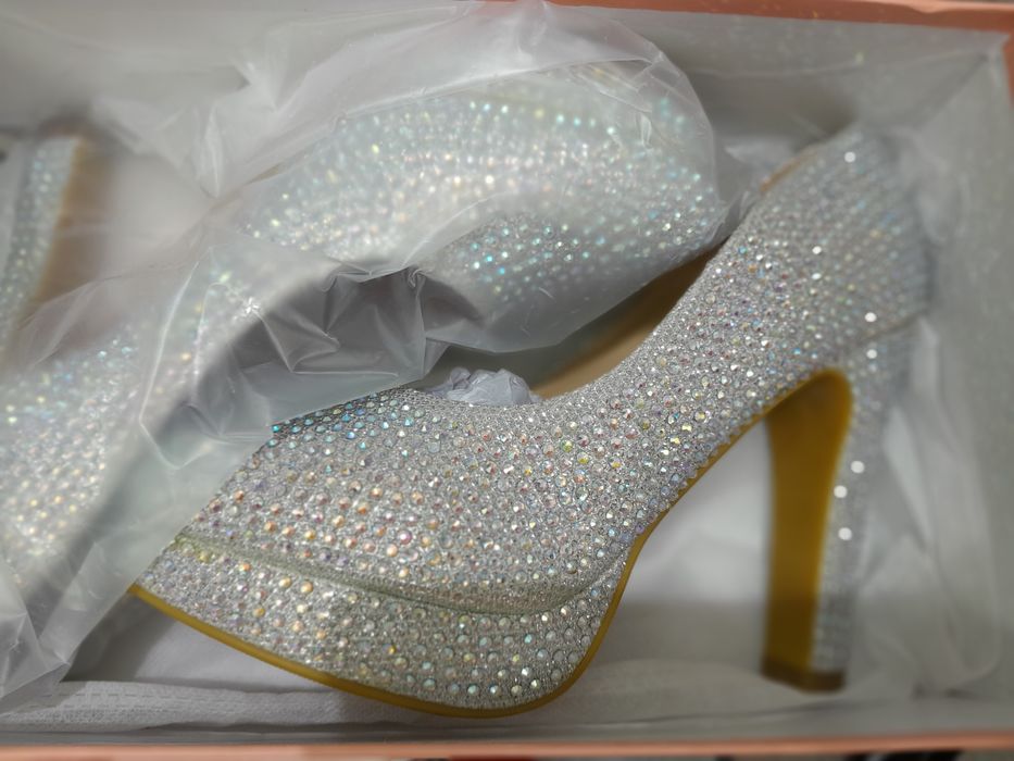 Туфли усыпанные камнями