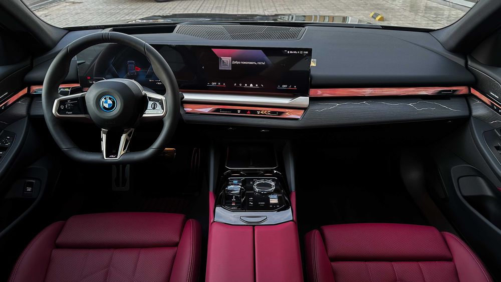 Продам новый BMW i5 xDrive 40 с гаранитией 8 лет + подарок