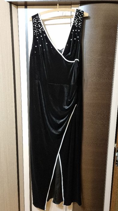 Черна рокля от кадифе с гарнитура бели перли и кантове.