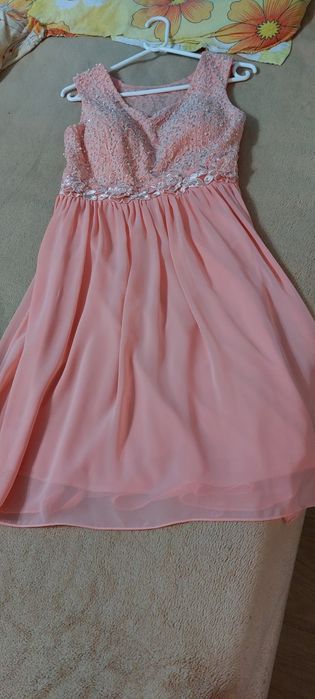 Vand rochita de ocazie