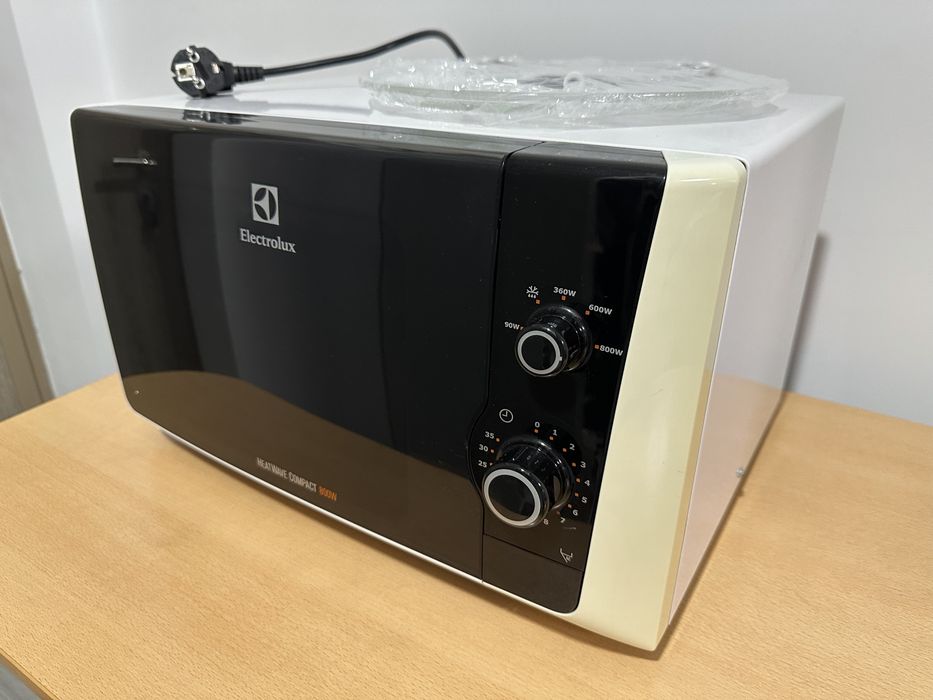 Cuptor Electrolux cu microunde de 800w