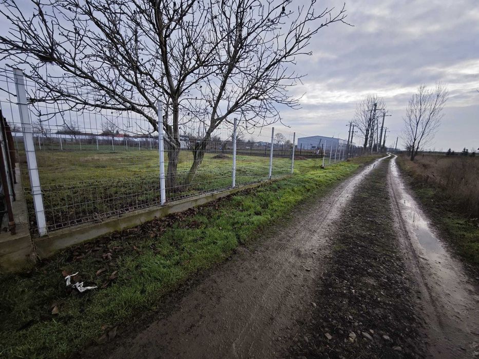 PF Teren intravilan 703 mp Sculeni – împrejmuit, utilități la 100 m